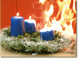 Ein brennender Weihnachtskranz